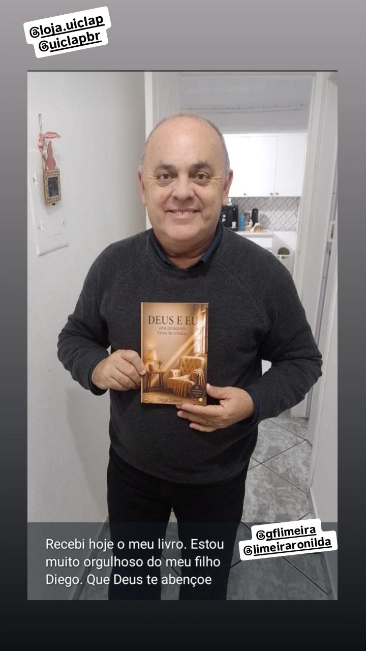Leitor mostrando o livro DEUS E EU