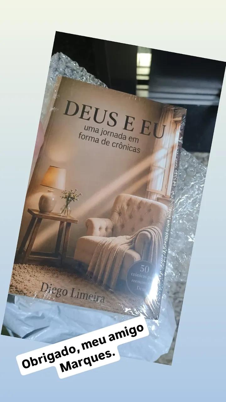 Leitora mostrando o livro DEUS E EU