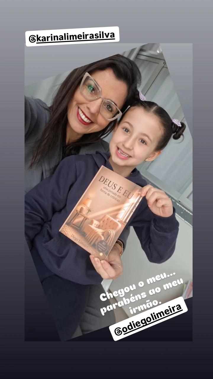 Família com o livro DEUS E EU